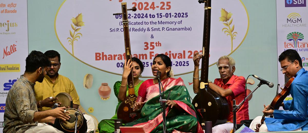 Brinda Manickavasakan with Bombay R. Madhavan (violin), Sumesh Narayanan (mridangam), Sunil Kumar (kanjira).